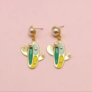 3/$30 💛 Faux Pearl Cactus Earrings